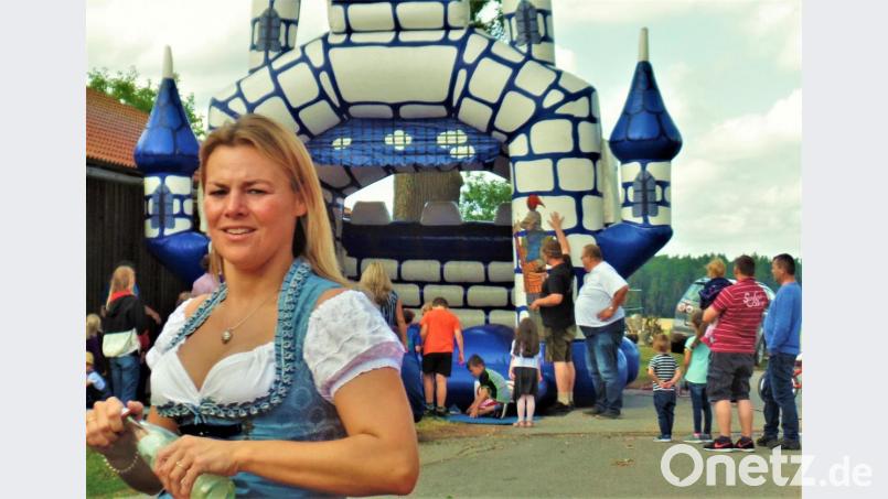 Die Bedienungen haben alle Hände voll zu tun, die Gäste zu versorgen, während sich die Kinder auf der Hüpfburg austoben. Bild: jml