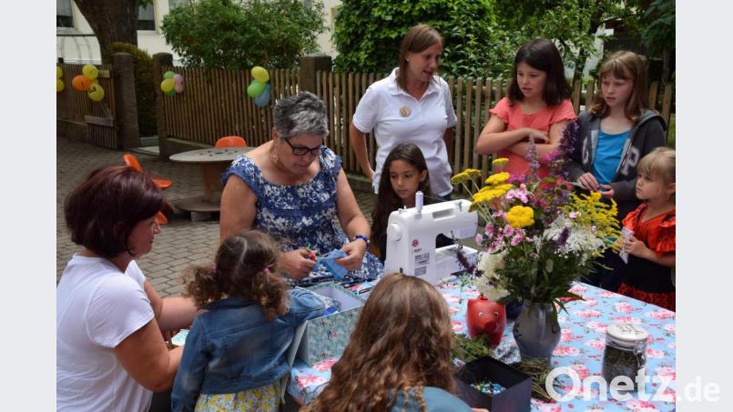 Wie funktioniert eigentlich so eine Nähmaschine? Die Kinder schauen gespannt zu. Bild: R. Kreuzer