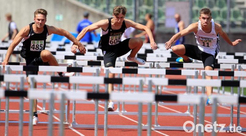 Laurenz Schmid (rechts) vom TV 1861 Amberg im 110-Meter-Hürdenlauf mit (von links) dem späteren bayerischen Meister Nick Albrecht und dem Drittplatzierten Jonas Tenbrink. Bild: Kiefner