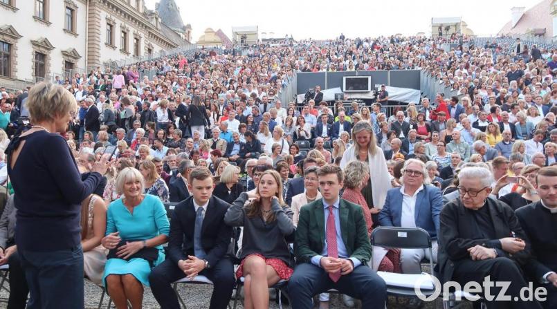 Fürstin Gloria von Thurn und Taxis hält die prächtige Zuschauerkulisse auf Bild fest. Bild: Kunz