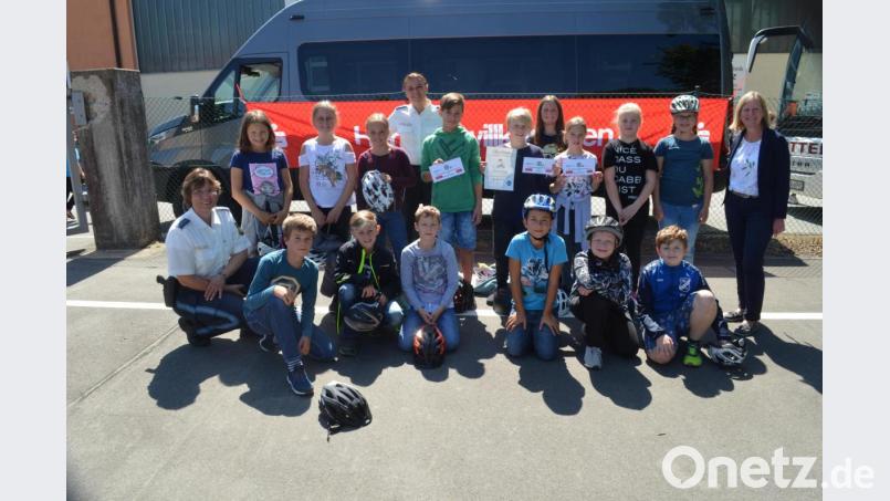 Die Sieger der Grundschule Püchersreuth mit Verkehrserzieherin Manuela Weidhas (links) und Klassenlehrerin Anna Wittmann (rechts). Bild: fz