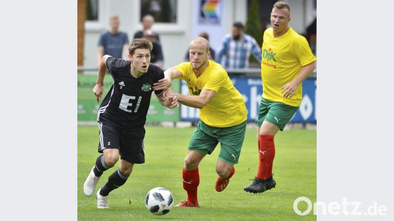 Vier Tage nach erfolgreichen Start in die neue Saison haben die Spieler der DJK Ammerthal (links Christoph Bellmann) schon die nächste Aufgabe vor Augen: Am Mittwoch geht es zur SpVgg Bayern Hof. Bild: Hubert Ziegler