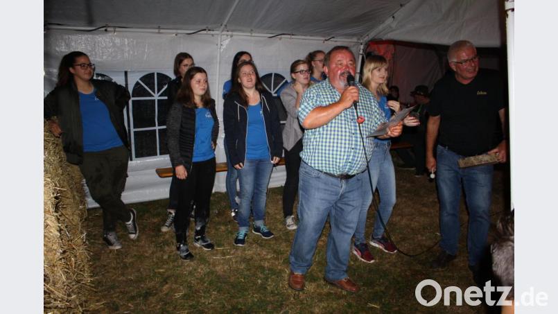 &quot;Hout no jemand an rostigen Fünfer?&quot; Mit Witz und Schwung moderieren Ludwig Schramm (vorne) und Richard Ackermann (rechts) die Festdamenversteigerung bei der Feilersdorfer Schaumparty. Bild: bjp