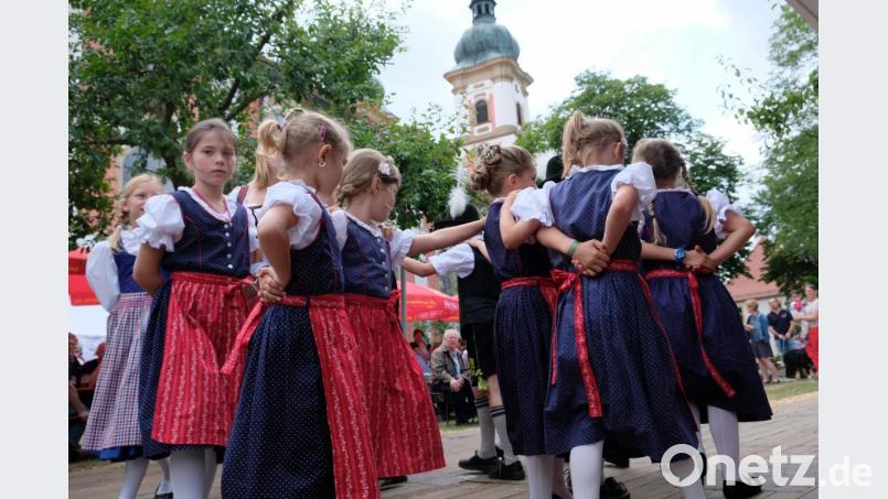 Viel Beifall gibt es beim Feuerwehrfest in Speinshart für die Kindergruppe der &quot;D&#039;Haidnaabtaler&quot;. Bild: do