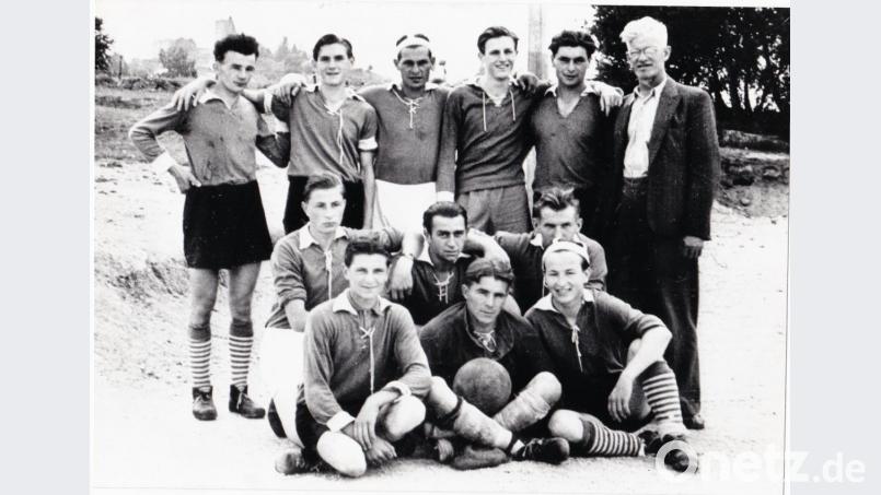 Sie kickten vor 70 Jahren auf der Kühtrifft: Vorstand Karl Frischholz, Hans Kellner, Hans Kraus, Kurt Kriemer, Erhard Wittmann, Josef Süß (stehend, von rechts), Anton Balk, Hans Lindenberger, Franz Pinkny (knieend, von rechts), Gottfried Pinkny, Fred Tschierschke und Horst Frank. Bild: fz