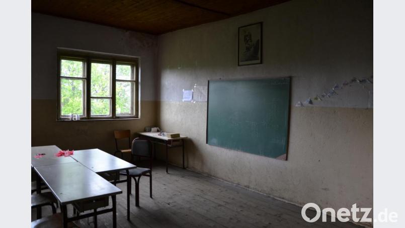 Von Smartboard und Informatikunterricht noch weit entfernt. In schmucklosen, dunklern Unterrichtsräumen erhalten die Schüler dieser Dorfschule ihren Unterricht. Zumindest gibt es eine Tafel. Bild: exb