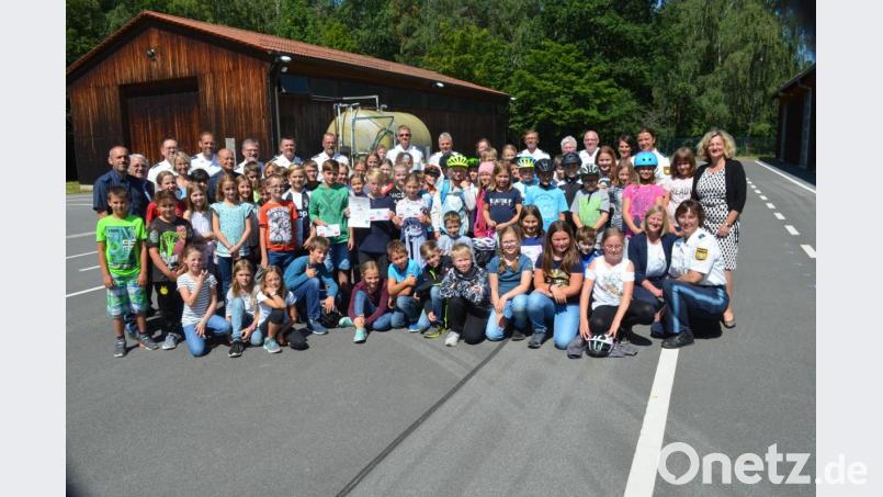 57 Schüler der vier Schulen radelten beim Landkreisentscheid um den Sieg, den sich die Grundschule Püchersreuth (knieend) mit ihrer Verkehrserzieherin Manuela Waidhas und Klassenlehrerin Anna Wittmann (knieend, von rechts) holte. Bild: fz