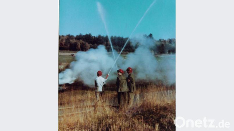 Der Ausbildung für den Ernstfall räumen die Aktiven der Feuerwehr Eigelsberg seit jeher einen hohen Stellenwert ein. Dieses Fotomotiv entstand im Zeitraum nach 1965 und zeigt eine Übung der Truppe im Stoppelfeld. Bild: bgl