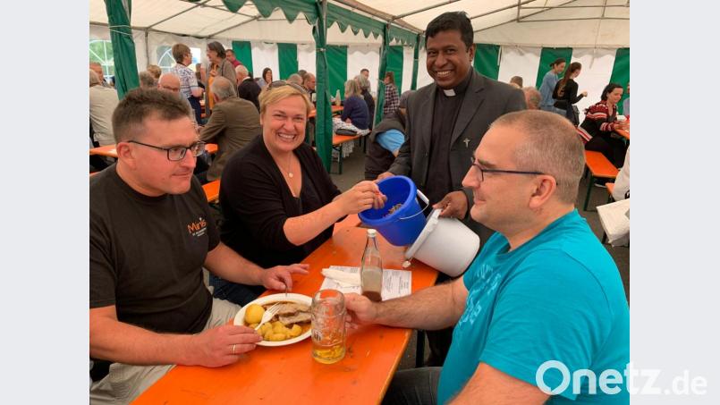 Ein glückliches Händchen ist gefragt bei der Tombola des Pfarrfests St. Elisabeth. Bild: exb/Reichl