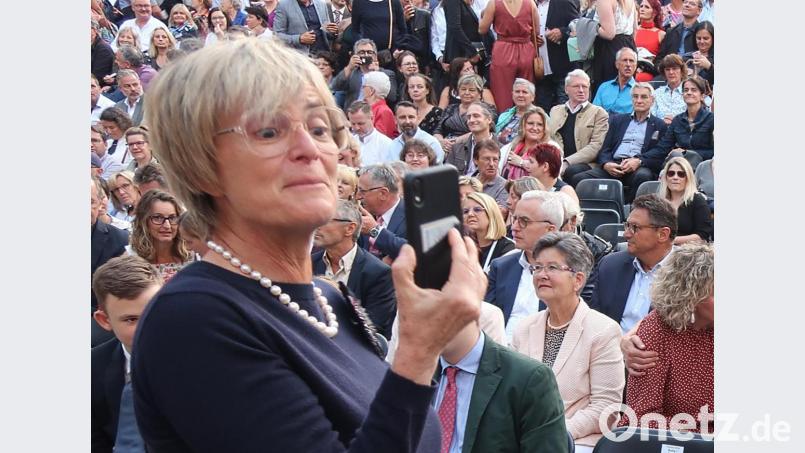 Fürstin Gloria von Thurn und Taxis völlig unbekümmert beim Selfie mit den Fans. Bild: Kunz