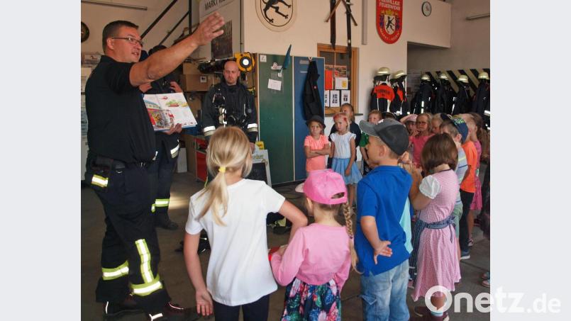 Riedens Kommandant Rainer Salbeck führte die Kinder ins Feuerwehrwesen ein und betonte, wie wichtig bei einer Brandmeldung über die Notrufnummer 112 die fünf W-Fragen seien. Bild: sön