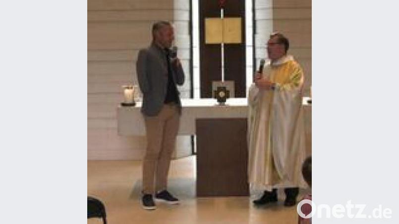 Pfarrer Manfred Strigl (rechts) und Olympionike Gerd Schönfelder im sehr persönlichen Predigtgespräch. Bild: rw