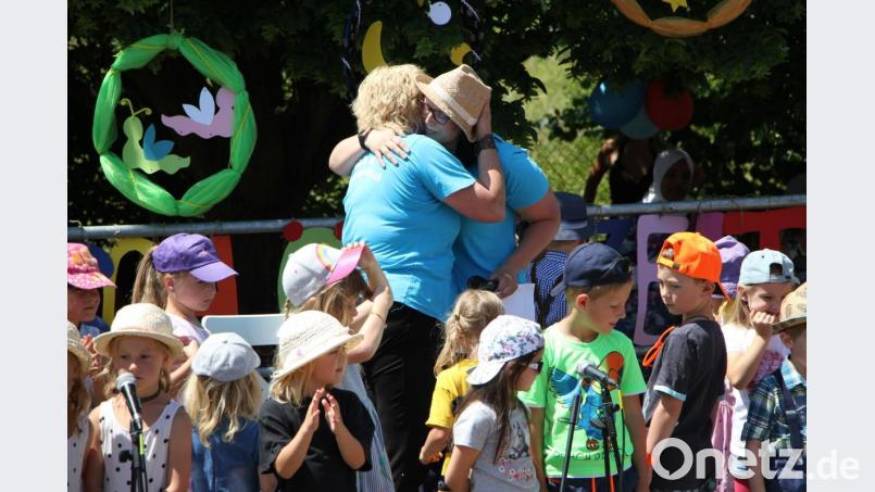 Es ist hoch emotional, tränenreich und voller Wehmut, als Stellvertreterin Nina Loos sich von Leiterin Waltraud Kroher verabschiedet. Kroher wird Ende des Jahres die Leitung an Daniela Dimler übergeben. Bild: lep
