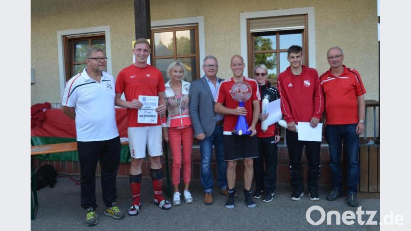 Marion und Armin Grohmann (dritte und vierte von links) überreichen an die Spielführer der DJK Weiden den Wanderpokal. Bild: fz