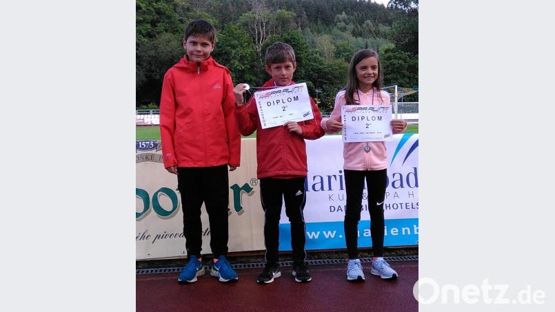 Julian Reindl, Tobias Voit und Lara Marie Wittmann (von links nach rechts) ließen sich auch im tschechischen Marienbad von Regenpfützen und einem stürzenden Läufer nicht aus dem Takt bringen. Bild: dob