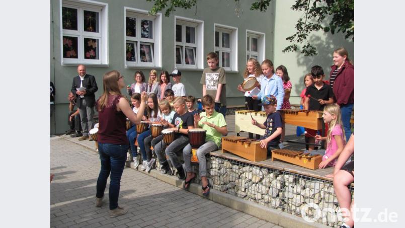 Eine Percussion-Gruppe eröffnete die Vernissage und somit den &quot;Kungstgenuss unter der Linde&quot; musikalisch, Rektor Günther Paul (links) begrüßte die Gäste. Bild: sei