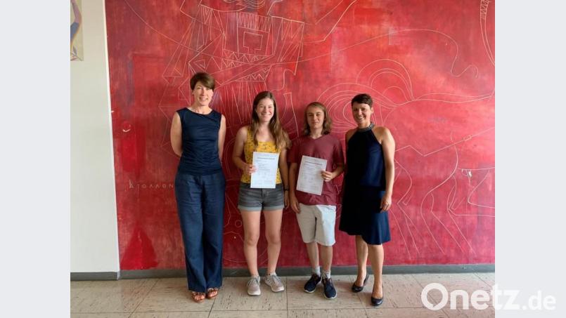 Das höhere Niveau B2 haben Franziska Lehnert (Zweite von links) und Manuel Pfitzner erreicht. Links Oberstudienrätin Konstanze Schlereth (Fachbetreuerin Französisch), rechts Oberstudienrätin Bernadette Spörer. Bild: Bernadette Spörer/exb