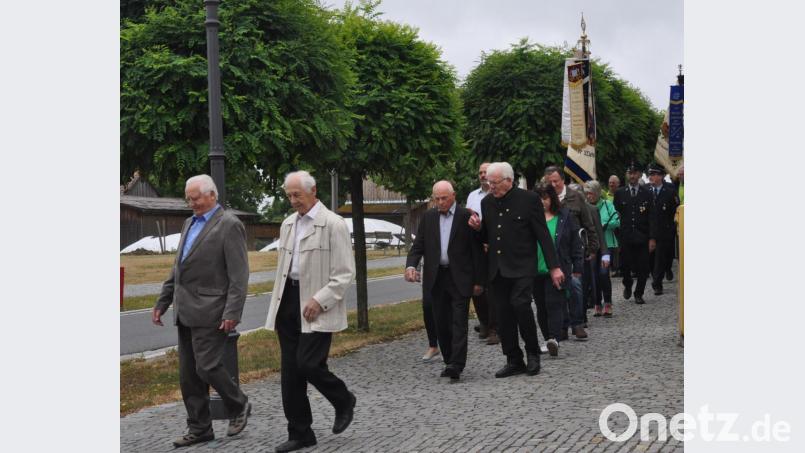 Natürlich waren auch die ehemaligen &quot;Burschen&quot; Anton Striegl, Konrad Reil (vorne, von links) und Herbert Bäumler aus Obertresenfeld (Dritter von links) sowie Johann Wittmann aus Untertresenfeld, der auch ehemaliger Vorsitzender der Gemeinschaft war, im Reigen der Festgäste dabei. Bild: dob