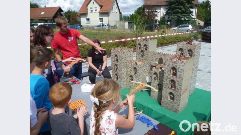 Pfarrfest Rosenburgschützen: Spannende Duelle mit der Armbrust boten die Ministranten mit ihrer Rosenburg. Bild: mtm