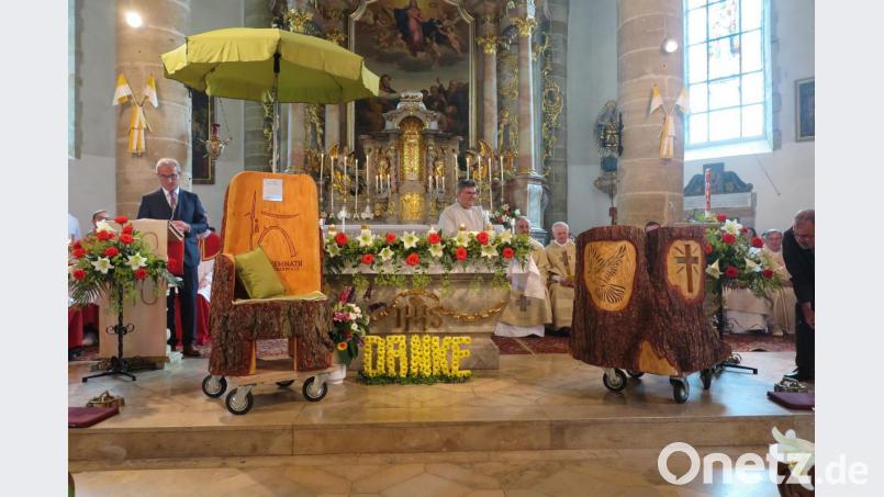 Ein originelles Geschenk hat sich die Stadt Kemnath für den scheidenden Konrad Amschl (rechts) ausgedacht. Bürgermeister Werner Nickl (links) übergibt einen Gebetsstuhl und einen Stuhl zum Ausruhen, die sich der Stadtpfarrer gleich einmal aus der Nähe ansieht. Bild: jzk