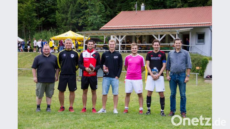 Die SVE-Vorsitzenden (von links) Benjamin Rischkau und Christoph Miszka sowie (rechts) Bürgermeister Roman Berr gratulieren den Kapitänen der Teams des Vier-Gemeinden-Turniers. Bild: Christian Skiefe