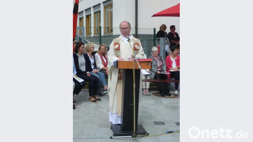 Pfarrfest Festprediger: Den Festgottesdienst und die Predigt hielt Pfarrer Heribert Englhard aus Rothenstadt bei Weiden. Bild: mtm