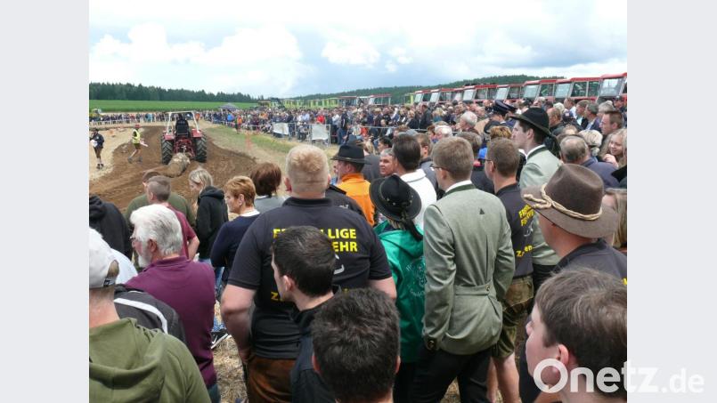 Eine Aktion, die gut ankam: Die Besucher strömten zum Feuerwehrjubiläum nach Trossau, wo am Festsonntag das Baumstamm-Ziehen anstand. Bild: ga