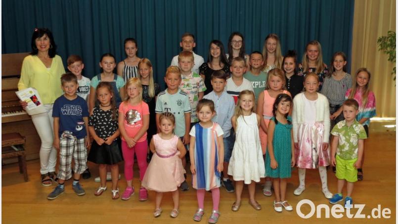 Beim Sommerkonzert der Musikschule Fantasie bieten die vielen Schüler von Lilia Gette im Alter zwischen drei und 18 Jahren ein buntes Musikprogramm im Saal des Maria-Seltmann-Hauses. Bild: Dobmeier