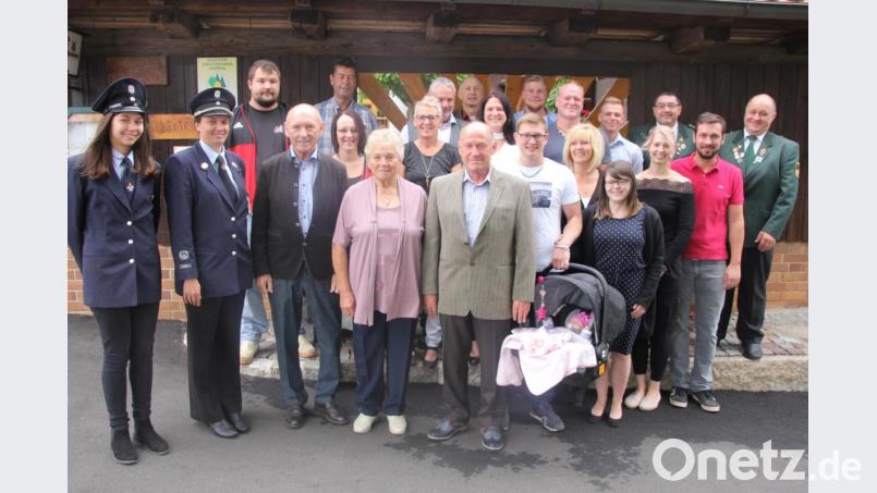 Im Kreise seiner Familie und Freunden feierte Andreas Hopf (Mitte) aus Hatzenreuth seinen 75. Geburtstag. Links neben ihm seine Ehefrau Gertrud, mit der er seit 52 Jahren verheiratet ist, und Waldsassens Zweiter Bürgermeister Karlheinz Hoyer. Bild: kro