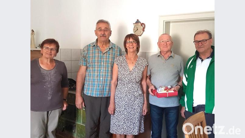 Ehefrau Maria, Anton Voit und Bürgermeisterin Margit Kirzinger (von links) gratulieren Anton Brückner mit Franz Kaas (rechts) zum 80. Geburtstag. Bild: fjo