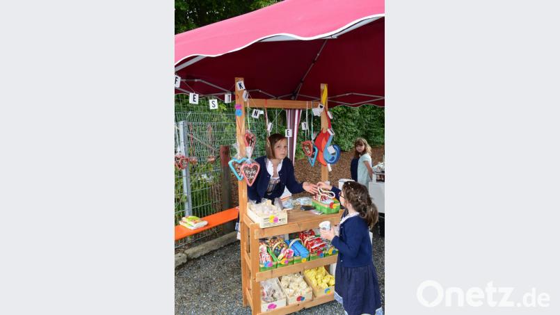 "Kinder verkaufen für Kinder" - die Festkinder zum Jubiläum der Windischeschenbacher Wehr haben Süßes im Angebot. Bild: bey