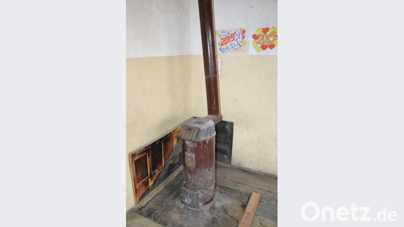 Mit diesem Ofen wird im Winter das Schulgebäude geheizt Bild: exb