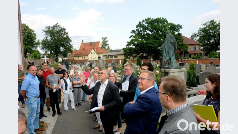 Groß war das Interesse am Ortstermin der CSU-Stadtratsfraktion auf dem Katharinenfriedhof. Bild: Stephan Huber