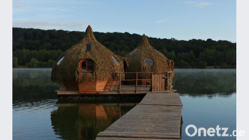 Übernachten in einer schwimmenden Hütte – möglich ist das in der Region Bourgogne-Franche-Comté in Frankreich. Bild: Thomas Schaller