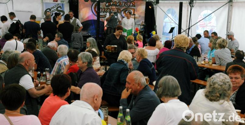 Die große „Werkvolk-Familie“ feierte am Samstag mit einem gut besuchten Mieterfest das 70-jährige Jubiläum der Wohnungsbaugenossenschaft und Dagmar Kierner (hinten) nutzte den Anlaß, um ihren neuen Vorstandskollegen Sebastian Schuster vorzustellen. Bild: gf