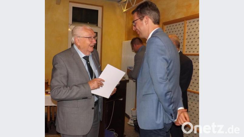 Hans Landgraf (links) wird für 60 Jahre Mitgliedschaft in der CSU Floß geehrt. Bild: trj
