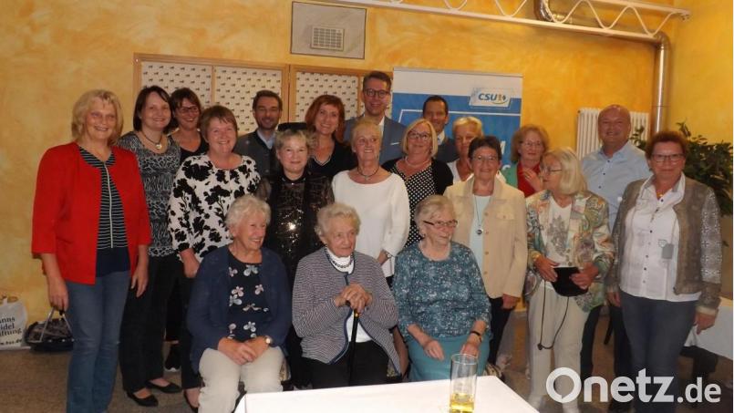 Die Frauen-Union mit dem Generalsekretär Markus Blume (hinten Mitte), Stephan Oetzinger, Albert Rupprecht und Bürgermeister Kandidat Armin Betz. Bild: trj