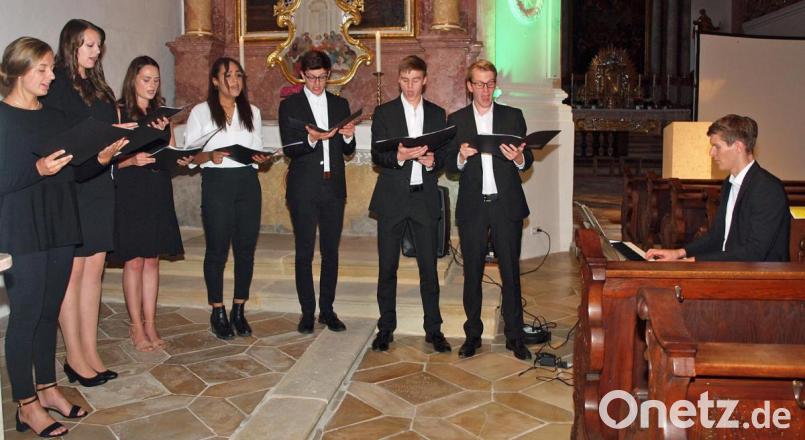 Die Chorgruppe Horising aus Amberg umrahmte mit einer Melodie aus Jesus Christ Superstar und „It´s Raining again“ die Bibelnacht. Bild: sön