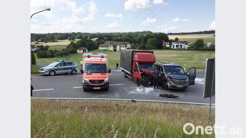 In der Nähe von Thurndorf stoßen ein Pkw und ein kleiner Lkw auf einer Kreuzung zusammen. Bild: jma