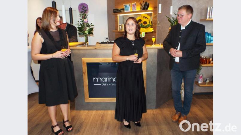 Oberbürgermeister Michael Cerny (rechts) gratulierte Marina Götz (Mitte) zur Eröffnung. Links Mitarbeiterin Sabrina Kaminski. Bild: Högl