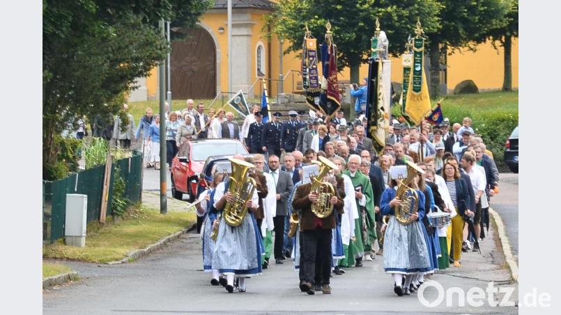 Ein unerwartet großer Kirchenzug markiert am Sonntag den Beginn des zweiten Festtags zum 110-jährigen Bestehen des Turn- und Sportvereins. Bild: fjo