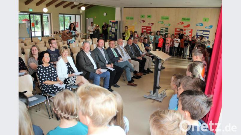 Die Kinder singen ein Lied zum Umgang mit der Umwelt. Bild: wec