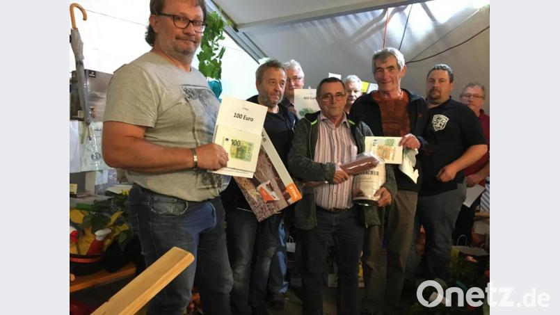 Josef Scherm und Rudi Söllner überreichen die Preise an Peter Windisch (links), Hermann Kern (hinten links), Werner Ponnath (vorne Mitte) und Franz Hermann (Dritter von rechts). Bild: exb