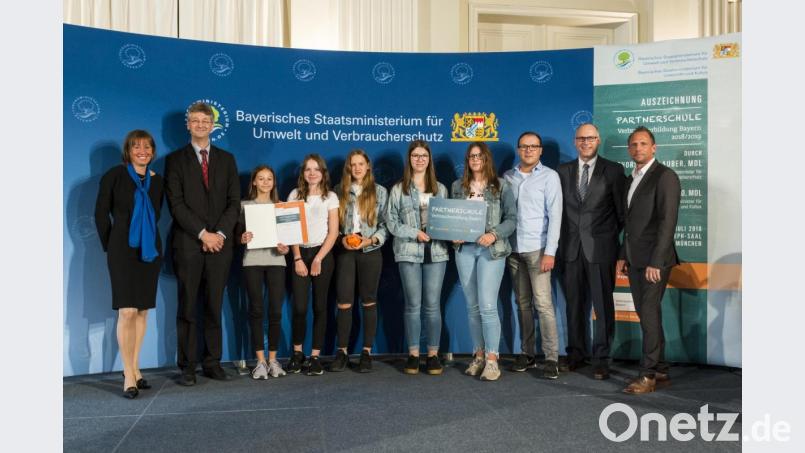 Die Schülerinnen der Sophie-Scholl-Realschule freuen sich über ihre Auszeichnung als &quot;Partnerschule Verbraucherbildung&quot;. Bild: Verbraucherservice Bayern