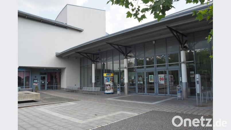Noch herrscht Ruhe vor der Max-Reger-Halle, doch am Wissenschaftstag wird es eng zugehen, wenn über 800 Besucher und zahlreiche Aussteller kommen werden. Bild: Bühner