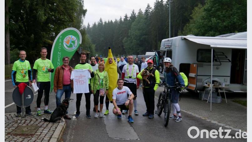Die Etappenläufer werden am Eslarner Ortsteil Tillyschanz von einem rührigen Empfangsteam um Marc Wallrath (Vierter von links) und Bürgermeister Reiner Gäbl (Dritter von links) empfangen. Bild: gz