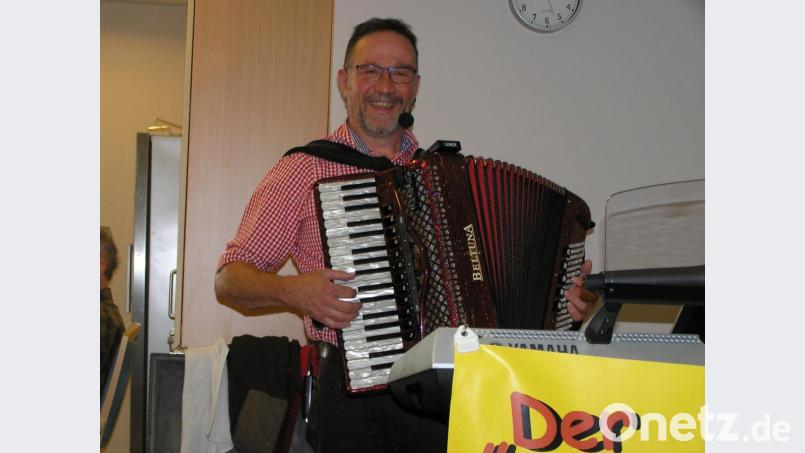 Der &quot;Reichenbächer&quot; alias Stefan Bayerl aus Nagel sorgte beim Sommerfest des Senioren-Servicehauses Neusorg mit Musik und Gesang für Stimmung und gute Laune. Bild: öt