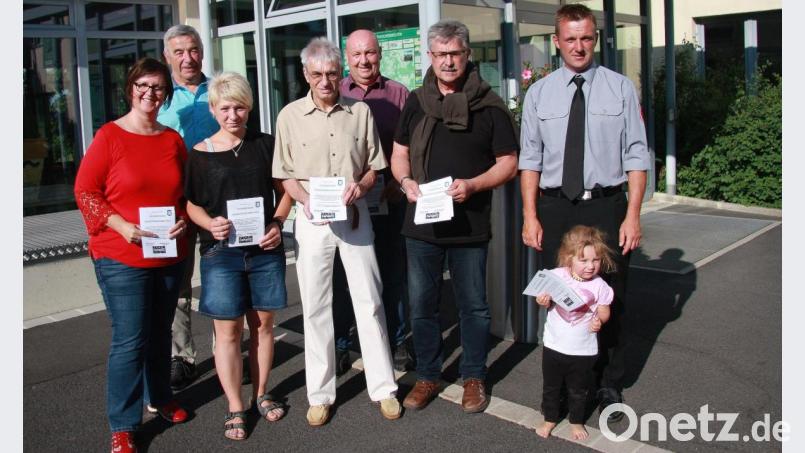 Am Ferienprogramm beteiligen sich heuer sechs Veranstalter. Vorgestellt haben es Jugendbeauftragte Andrea Hecht (links), Bürgermeister Wolfgang Braun (Zweiter von rechts) und Vertreter der Vereine, Verbände und der Gemeindebücherei. Bild: wro
