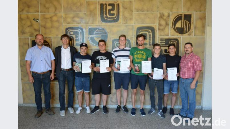 Klassenleiter Norbert Scharnagl (rechts) gratuliert zusammen mit Fachbereichsleiter Jürgen Böckl und stellvertretendem Schulleiter Thomas Metzler den Preisträgern Mario Raith, Marcus Dietrich, Jonas Ringelmann, Richard Seidel, Thomas Weinzettel und Pascal Becking (von links). Bild: exb