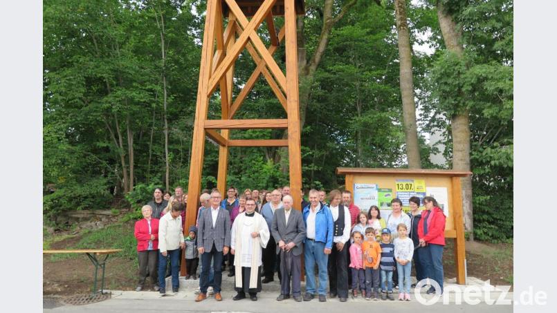 Die Dorfgemeinschaft Eisersdorf ist stolz auf den neuen Glockenturm, den Stadtpfarrer Konrad Amschl einweiht. Johann Brunner (vorne rechts) dankt Max Reger (Zweiter von rechts) und Bürgermeister Werner Nickl (links). Bild: jzk